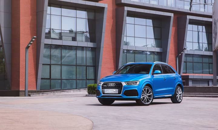 Das Infotainment-System des Autos kalkuliert immer die beste Route — und schlägt einem dann auch mal vor, bei Stau in Städten doch auf das Longboard umzusteigen. Aber mal ehrlich: Mit dieser Idee dürfte Audi nur eine ganz kleine Teilmenge der üblichen Kunden erreichen.