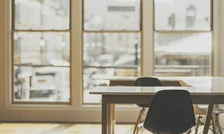 4. Gute Möbel machen ein gutes BüroBei der Möbilierung von Büroräumen sind ergonomische Empfehlungen zwar notwendig, aber nicht hinreichend für eine hohe Qualität. Vielmehr ist die Gestaltung und Qualität der unmittelbaren Umgebung wichtig und hat einen Einfluss auf die Gesamtbewertung der Arbeitsumgebung. Die Möbilierung ist jedoch nur ein Aspekt unter vielen, die aufeinander abgestimmt werden müssen.