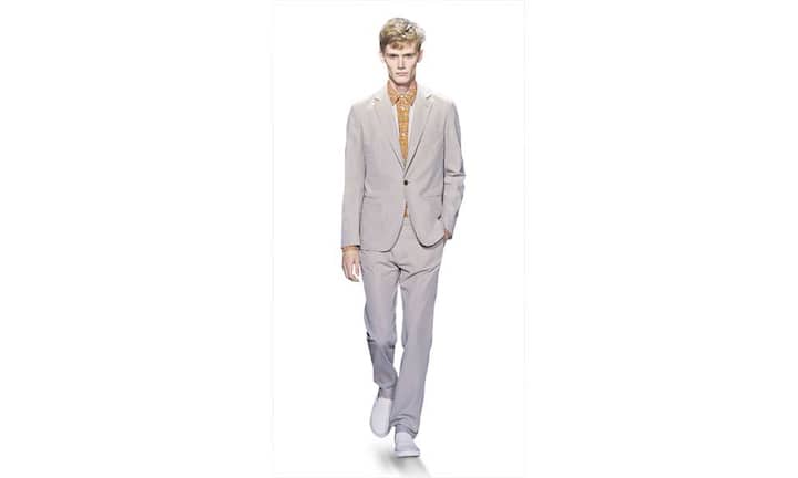 Hermès - Trendig
Das zentrale Motto dieser Saison ist Lässigkeit. Anti-Slim-Schnitte, gekonnte Farbakzente in der Trendfarbe orange, sportliche Elemente. All das gehört ab sofort ganz selbstverständlich zum Business Look.
Preis Einreihiger Anzug 2550 Franken