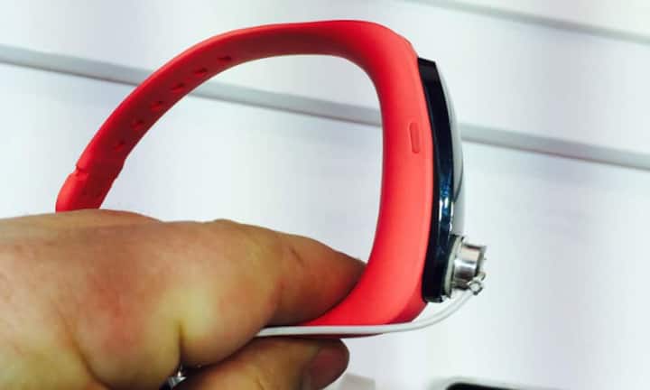 Auch an Huawei geht der Trend zum Fitnessarmband nicht vorbei. Das Talkband B1 bietet die obligaten Schrittzahlfunktionen und ein OLED-Display. Darüber hinaus verbindet es sich mit dem Androidhandy und dient dann als Nachrichtenzentrale. Das Mittelstück lässt sich sogar aus dem Armband herausnehmen und als Headset am Ohr befestigen. In der Schweiz soll das Gerät im 3. Quartal erhältlich sein, der Preis wird zwischen 99 und 129 Franken liegen.