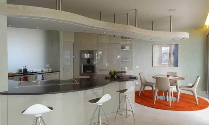 Vom Entrée gelangt man in den ca. 85 m² grossen Wohn-Essraum mit offener Küche.