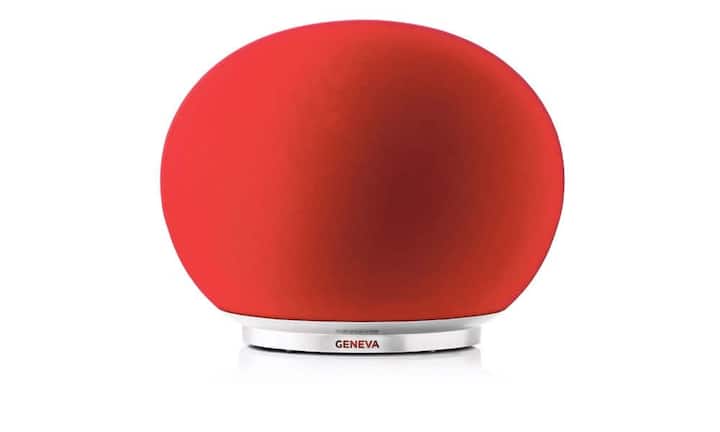 Geneva Lab Sound System hat eine neue Serie von Lautsprechern im Angebot. Die Hi-Fi-Geräte in Kugelform übertragen kabellos die Musik und sehen aus wie Leuchten. Sie sind in den Farben Weiss, Rot und Schwarz erhältlich. Es gibt sie mit und ohne Ständer. Geneva Lab Sound System AeroSphère 490 bis 980 Franken