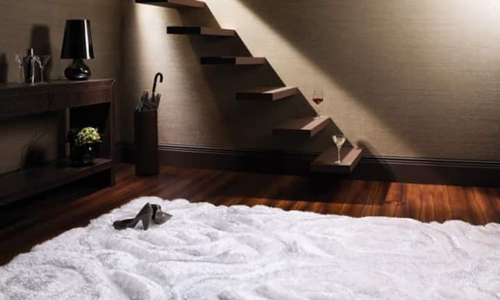 Kuschelig: Der gewölbte Teppich in weiss trägt an kalten Wintertagen Wärme in die Stube. minimalisti.de