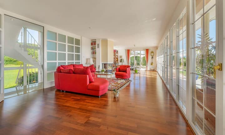 Auf knapp 240 m² Wohnfläche findet man vier Schlafzimmer sowie vier Badezimmer.