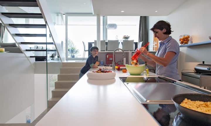 Die Bauherren haben ihre Küche so eingerichtet, dass sie nicht nur für den täglichen Familienbetrieb, sondern auch für grosse Feste tauglich ist.