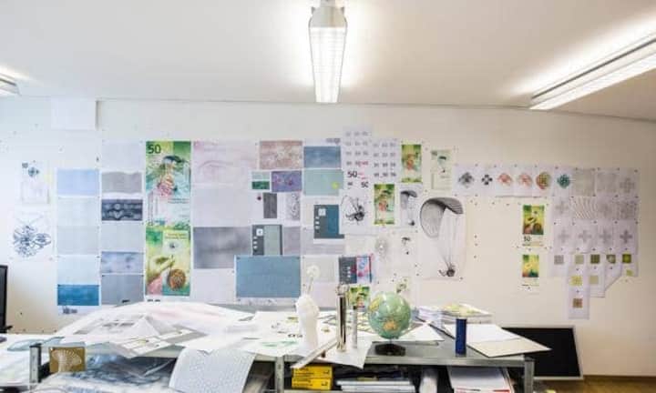 Ursprünglich hätten die neuen Scheine schon 2010 erscheinen sollen. Sie haben also sechs Jahre Verspätung.