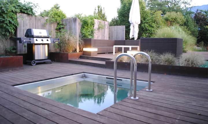 Das kalte Aussenbecken dient zur Abkühlung in heissen Sommertagen.