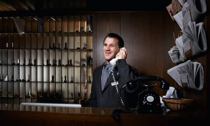 Der Blinde Portier Jean Baldo, blind von Geburt an, arbeitet
in der Wintersaison als Concierge im noblen Hotel Waldhaus in Sils Maria, in dem schon Albert Einstein, Thomas Mann und David Bowie abgestiegen sind. Im Sommer bedient er im Dunkelrestaurant Blindekuh in Zürich. Er hat ein feines Gehör für die Stimmungen und Stimmen seiner Gäste. Stefan Pielow, Starnberg, Deutschland