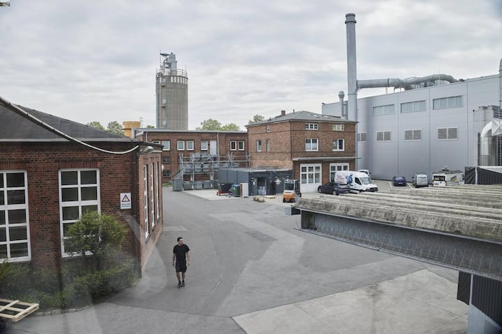 Die moderne Lackiererei auf dem traditionellen Fabrikgelände wurde vor zehn Jahren eingeweiht.