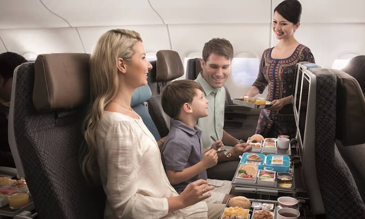 Platz 6: Singapore Airlines Singapore Airlines bietet ihren Economy-Passagieren Vielfalt: Von italienischer Pasta bis zu chinesischen Suppen ist alles dabei. Singapore Airlines