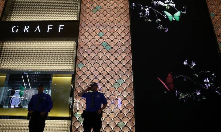 So viele Wertsachen könnten auch unerwünschte Gäste anlocken. Es wimmelt deshalb von Sicherheitskräften an der Messe.bloomberg