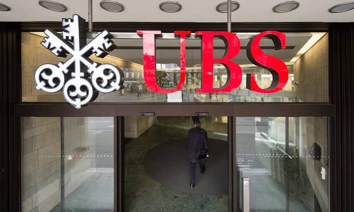 Schliessfächer-Gebühren im Vergleich:Die UBS bietet in 250 Geschäftstellen Schliessfächer. Einen 24-Stunden-Zugang gibt es nicht, dafür aber die Möglichkeit eines Schlüsseldepots (100 bis 150 Franken). Ein Schliessfach der Grösse 4,5 x 18 x 37 Zenitmeter kostet am Hauptsitz 100 Franken im Jahr. Der Literpreis der kleinsten Fächer beträgt 33.40 Franken.