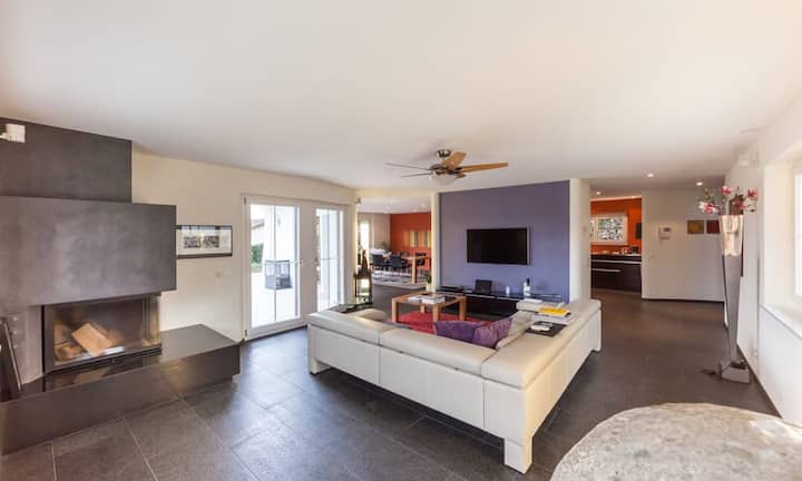 Der Kamin im Wohnzimmer sorgt auch in Winternächten für Gemütlichkeit.