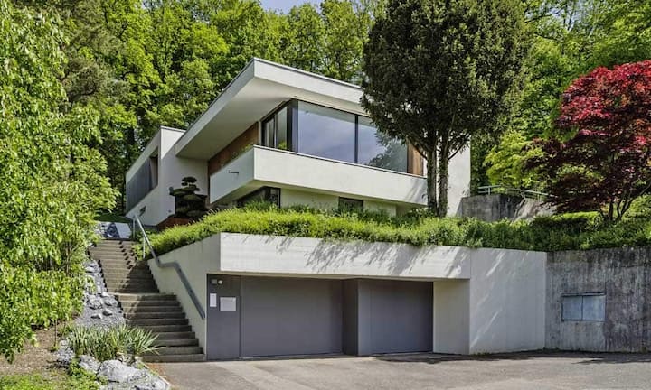 Die Villa befindet sich an attraktiver Wohnlage in einem gut situiertem Quartier von Kloten. Das Grundstück grenzt an den Waldrand und ist erhöht.