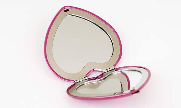 TaschenspiegelchenSchnell Wimpern nachtuschen und Lippen nachziehen, geht auch ohne den kleinen Spiegel.