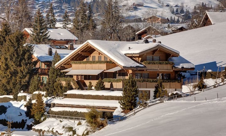 Dieses Chalet wurde im Jahre 2007 erbaut. Die Gesamtfläche beträgt 1‘200 m2 und umfasst 16.5 Zimmer.