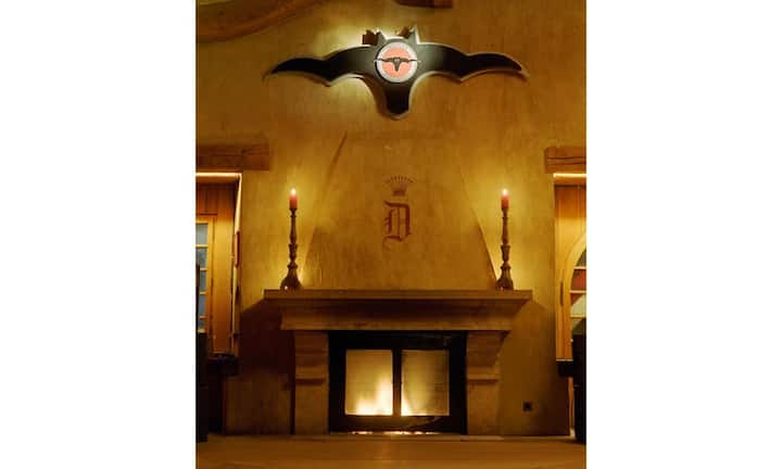 Der Dracula Club ist weltberühmt und liegt fast 1.900 Meter über dem Meeresspiegel, hoch über St. Moritz. Jedes der rund 100 Mitglieder hat seinen eigenen silbernen Trinkbecher.