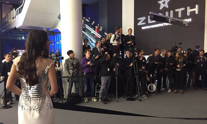 Die versammelten Journalisten warten.