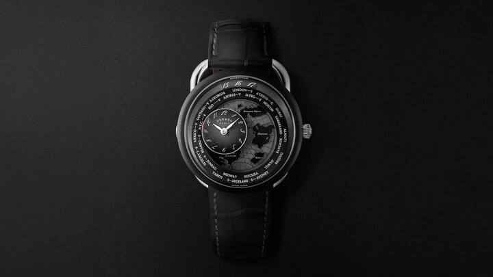 Arceau Le Temps Voyageur Eine Weltzeituhr mit eigenem Konzept: Die zweite Zeitzone wird auf eine poetische und intuitive Weise dargestellt – auf einer stilisierten Weltkarte, die sich auf dem Zifferblatt dreht.