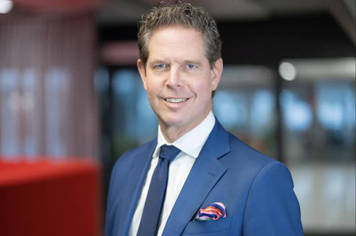 ... Tomas Kindler ...