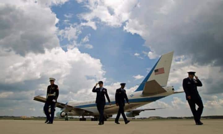 Die längsten Flüge aller Zeiten: Die Air Force One ist extrem ausdauernd. Sollte die Gefahr eines Terrorangriffs am Boden bestehen, kann die Maschine des US-Präsidenten sieben Tage am Stück in der Luft bleiben. Allerdings muss sie zwischendurch in der Luft betankt werden.