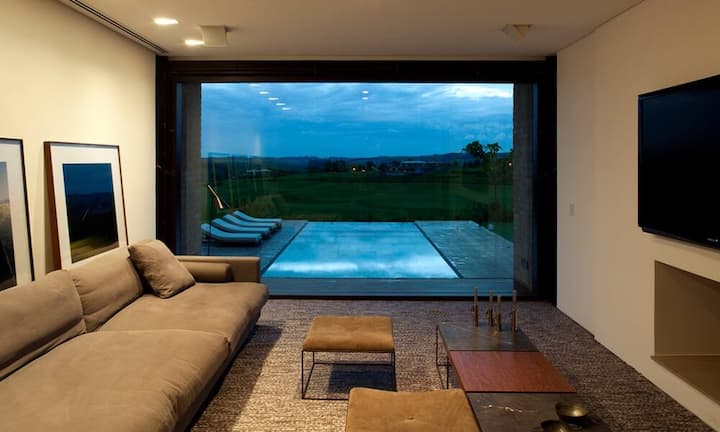 … liegen. Das Wohnzimmer bietet sechs Meter hohe Fenster. (Bilder: Arthur Casas)