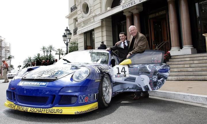 Vor dem Fussball sponserte Hublot den Automobil-Rennsport. Biver und Rennfahrer Olivier Maximin präsentieren 2007 einen Hublot Super Cup Porsche.Bilder Keystone
