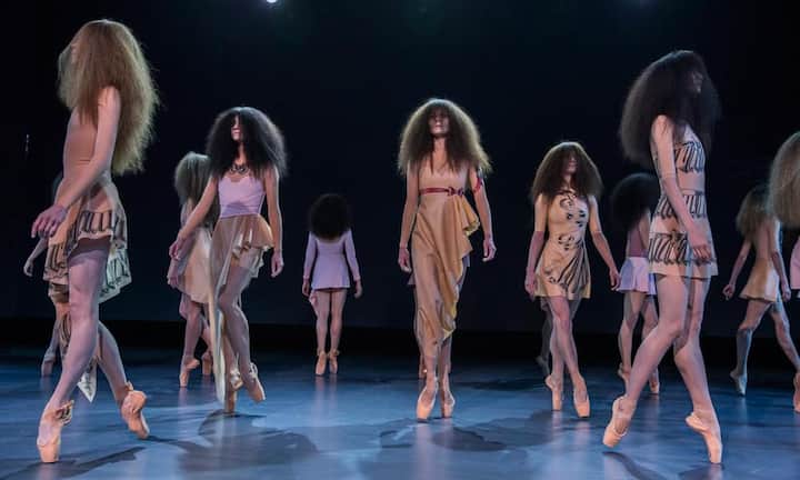 Aufwendige Inszenierung: Auf Spitzen zeigen Models die neue Kollektion des holländischen Künstlerpaars Viktor und Rolf.