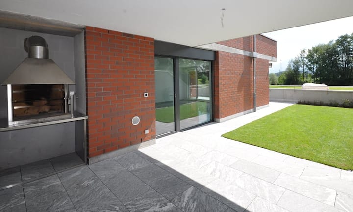 Die Dachterrasse ist 116 m² gross und bietet einen gedeckten Teil mit Cheminée. Alle Etagen sind mit dem Lift erreichbar.