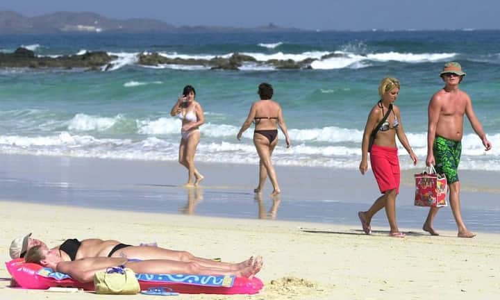 Doch man braucht gar nicht so weit zu reisen. Auch auf den Kanarischen Inseln, die zu Spanien gehören, gibt es Traumstrände. Im Winter ist es aber zum Baden oft zu kalt. Bilder Keystone/Bloomberg