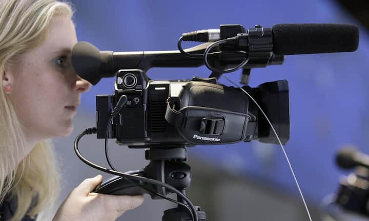 Panasonic stellt die ersten 4K fähigen Filmkameras für den Endverbraucher vor. Damit können auch Privatpersonen ihre Filme für Ultra High Definition Television drehen.