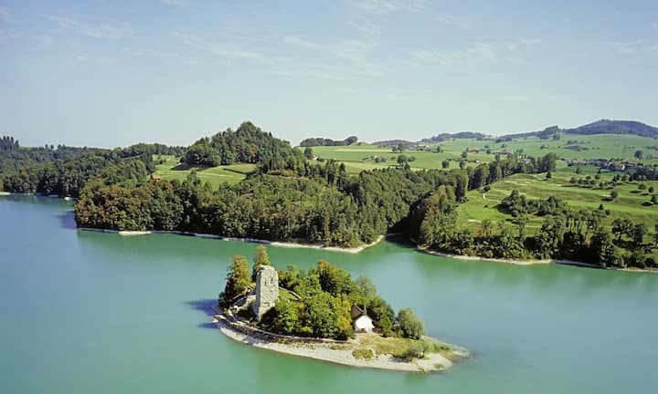 Die verwunschene, winzige Île d'Ogoz liegt im Greyerzersee. Bei niedrigem Wasserstand wird die Insel allerdings zur Halbinsel - dann erreicht man sie zu Fuss über einen kleinen Damm.Vladi Private Islands