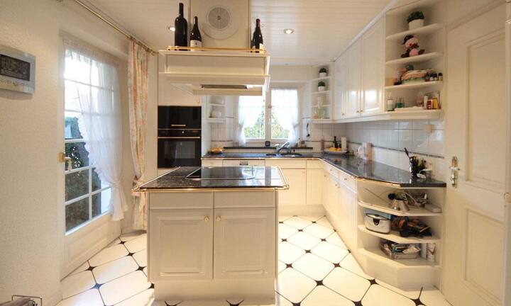 Die abgeschlossene Landhausküche hat einen direkten Zugang zur Gartenanlage.