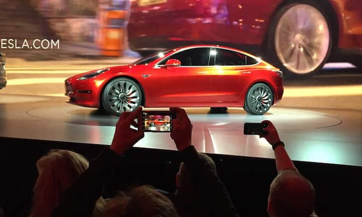 Die Rücksitze sind wegen der Batterie etwas erhöht positioniert. Um das auszugleichen, wird das Dach nach hinten hin etwas dünner.