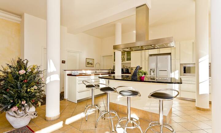 ...ebenso wie eine exquisite Einbauküche.Engel&Völkers