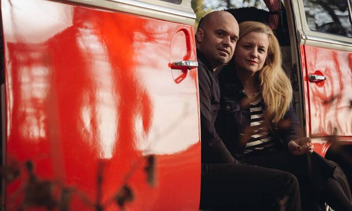 Hedge-Fund-Manager Ivo Meyer und die Personal Shopperin Rowena Downing fahren einen VW-Bus T2a, Baujahr 1972.