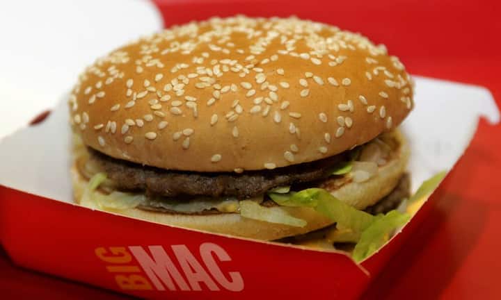Der Big Mac von McDonald's ist auf der ganzen Welt gleich. Sein Preis variiert jedoch beträchtlich. Der Big Mac-Index vergleicht daher die Preise in den verschiedenen Ländern und nimmt sie als Massstab für die Kaufkraft der Währungen dieser Länder. Hierfür werden die Big-Mac-Preise in Dollar ungerechnet. Ein Überblick über die Länder, in denen der Big Mac am teuersten ist.