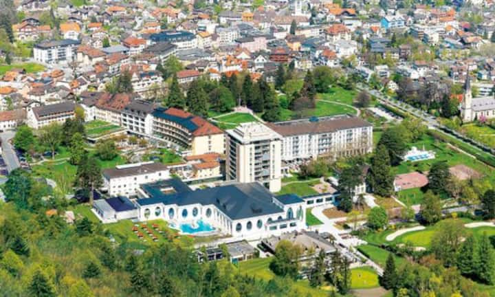 Rang 9: Grand Resort, Bad Ragaz. Das 5-Sterne-Hotel liegt in voralpiner Landschaft im Sarganserland. Das Haus bietet eine Kombination von Luxushotellerie, Thermalwasser und Wellbeing & Medical Health an. Platz 9 der besten Ferienhotels der Schweiz, nach Platz 7 im Vorjahr.