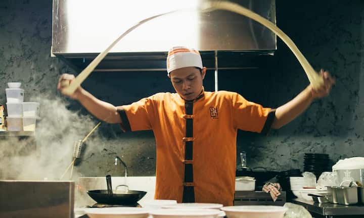 Weibliche Chefköchinnen heiraten meistens Männer aus der eigenen Branche. Lesbische Köchinnen heiraten hingegen oftmals Haushälterinnen oder Putzhilfen. Männliche Chefköche bleiben bei der Partnerwahl ebenfalls in ihrer Branche: Sie heiraten oftmals Kellnerinnen oder Chefköche.