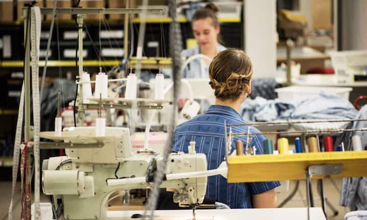 8000 Hemden werden im Nähatelier in Brienzwiler im Berner Oberland gefertigt, der Rest im Tessin.