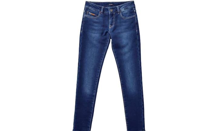 Blau: Navyboot (Frau) Diese Röhrenjeans von Navyboot ist aus Jersey und daher sehr bequem zu tragen. Bei Schild erhältlich. Preis 119.90 Franken Bilder: PR