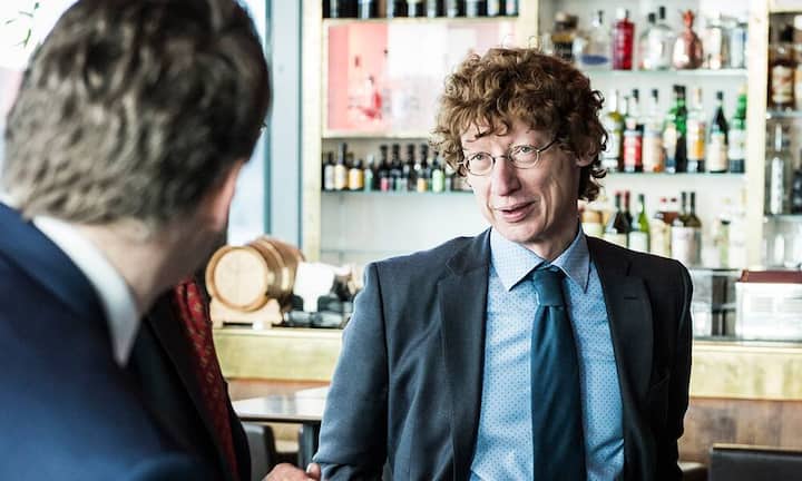 Thorsten Hens ist Präsident der Jury des Private-Banking-Ratings von «Bilanz». Er ist «Swiss Finance Institute Professor» an der Universität Zürich und wissenschaftlicher Beirat des IVA. Auf Anfrage bietet er den Banken Erklärungen zum Rating an (früher gratis, wegen der hohen Nachfrage inzwischen kostenpfichtig).