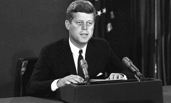 Auf Rang 9 findet sich ebenfalls ein ehemaliger amerikanischer Präsident: John F. Kennedy (1917 - 1963). Einer seiner Amtsnachfolger ...