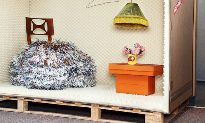 Kuriositätenkabinett von Petit h: Der Stuhl «Monde d’Hermès» aus Papierstreifen und Leder stammt von Charles Kaisin.