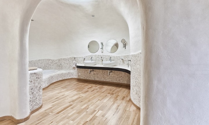 ...mit einem offenen Bad sowie der Ankleide.