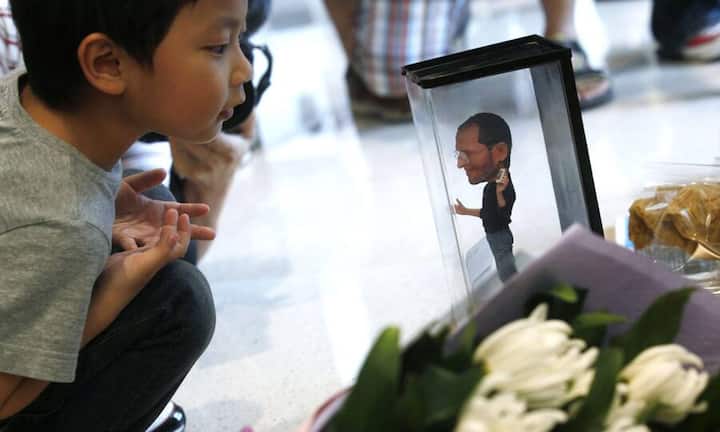 ... während Fans und Journalisten die kleine Erinnerungsstätte fotografieren.