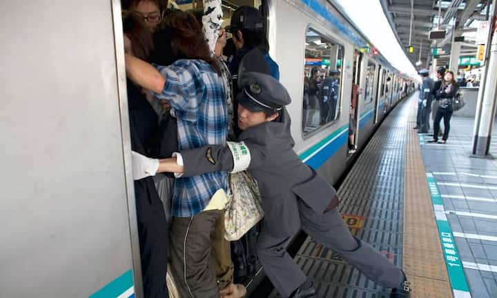 Druckposten in der Rushhour Tokios perfektes U-Bahn-
Netz ist berühmt. Die Züge in der mit 35 Millionen Menschen weltgrößten Metropolregion fahren im Zweiminutentakt, manche Bahnhöfe schleusen täglich bis zu einer Million Fahrgäste ins System. Tokios Metro kennt keine Wartezeiten. Die Züge fahren immer pünktlich. Damit das so bleibt, drücken resolute Türsteher unter vollem Körpereinsatz die Passagiere ins Abteil.Age Fotostock, LOOK-foto