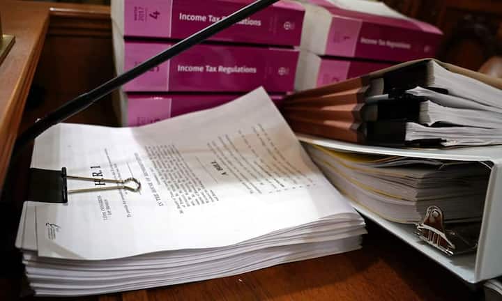 Status: Es gibt einen ersten Vorschlag. Dieser sieht Entlastungen vor allem für Firmen und Wohlhabende vor. Auch Durchschnittsfamilien sollen entlastet werden. Ein Konzept zu Gegenfinanzierungen gibt es nicht. Die Steuererleichterungen würden ein weiteres Loch in den ohnehin angespannten Haushalt reissen und die riesige Schuldenlast weiter erhöhen. Trump will ein Steuergesetz bis Weihnachten unterschreiben, Skeptiker halten das für sportlich.Chip Somodevilla/Getty Images