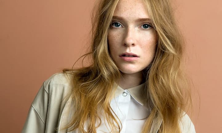 Hitze ist für die moderne Businessfrau eine echte Herausforderung. Wer trotzdem nicht im Strandkleid hinter dem Pult sitzen mag, schaut sich bei der jungen Schweizer Designerin Stefanie Biggel um: Ihre Sommerkollektion ist luftig, leicht und
elegant. Zudem weist jedes Stück ein augenfälliges Detail auf. www.stefaniebiggel.com