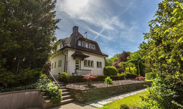 Zum Landhaus gehört eine gepflegte, 3'800 Quadratmetern grosse Gartenanlage. Die Villa liegt ausserdem inmitten eines 6'800 Quadratmeter grossen, privaten Waldstück.